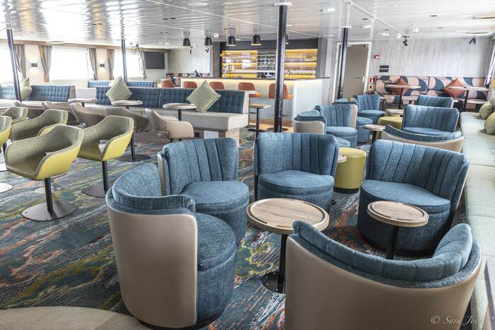 Oceanwide Ortelius - Observation Lounge and Bar 3, © Sara Jenner - Oceanwide Expeditions.jpg